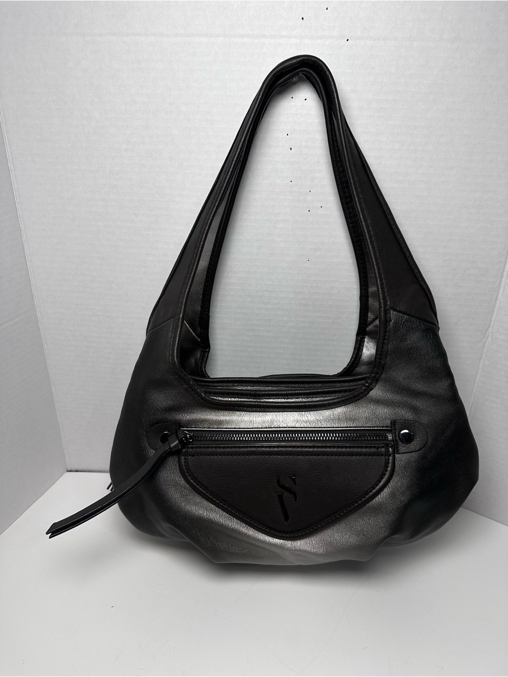 Vera Wang Black Leather Shoulder Bag Elegant Women's Hobo